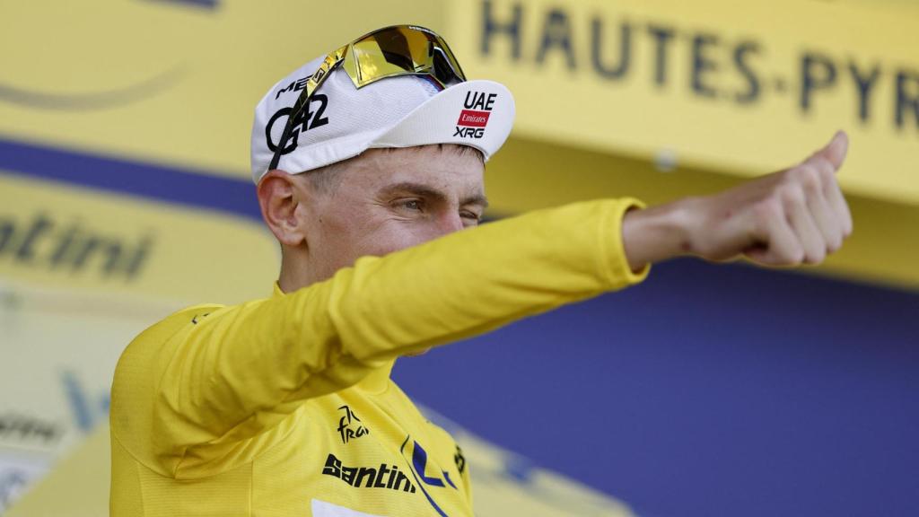 Tadej Pogacar celebra su victoria durante la 13ª etapa del Tour de Francia.
