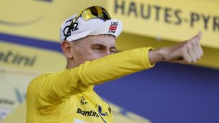 Tadej Pogačar celebra su victoria en la 13ª etapa del Tour de Francia.