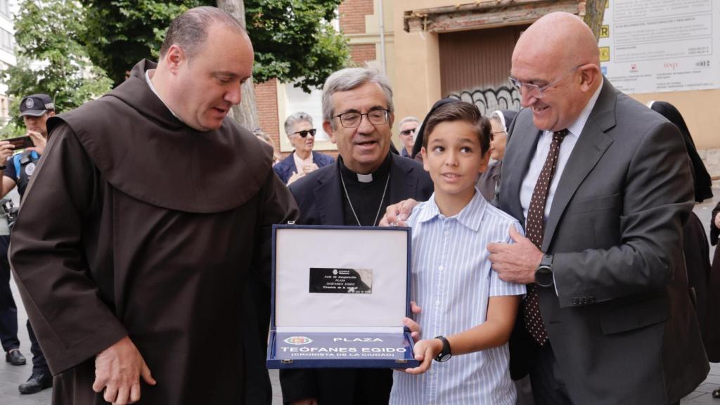 Imagen de la inauguración de la Plaza en honor a Teófanes Egido en Valladolid