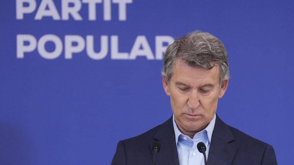 El presidente del Partido Popular, Alberto Núñez Feijóo, interviene durante un encuentro con dirigentes locales del PP, en el Hotel Lamaro, a 11 de julio de 2025, en Barcelona, Catalunya (España).