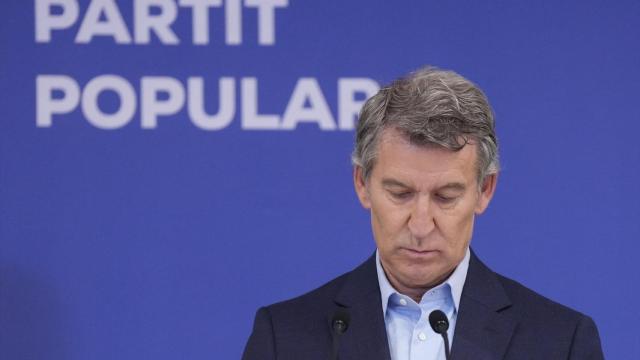 El presidente del Partido Popular, Alberto Núñez Feijóo, interviene durante un encuentro con dirigentes locales del PP, en el Hotel Lamaro, a 11 de julio de 2025, en Barcelona, Catalunya (España).