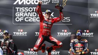 Marc Márquez, en el podio de Brno, celebra su victoria en el Gran Premio de Chequia.