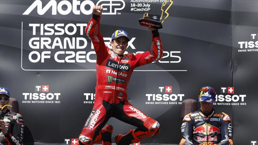 Marc Márquez, en el podio de Brno, celebra su victoria en el Gran Premio de Chequia.