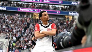 Hugo Ekitike celebra un gol en un partido de la Bundesliga.