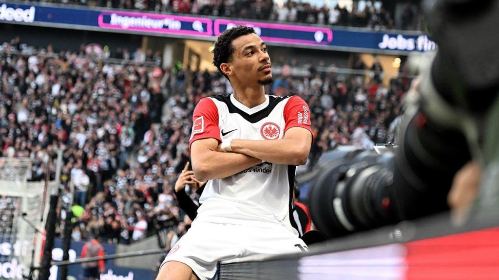 Hugo Ekitike celebra un gol en un partido de la Bundesliga.