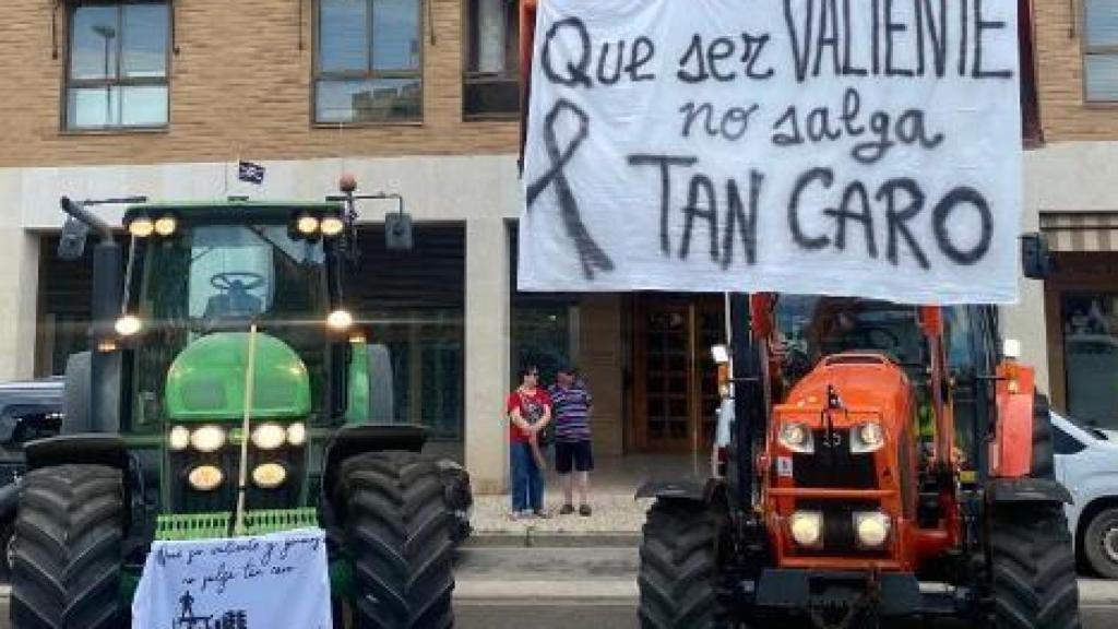 Dos tractores, durante el acto.