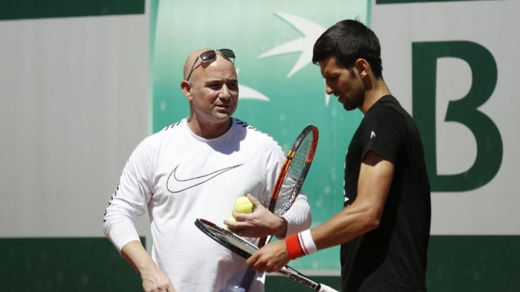 Agassi entrena junto a Djokovic.