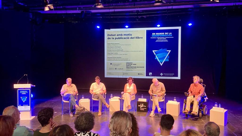 Pepe, a la derecha de la imagen, en la presentación de su libro en Valencia. EE