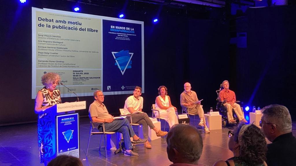 Pepa, mujer de Pepe, interviene en la presentación del libro. EE