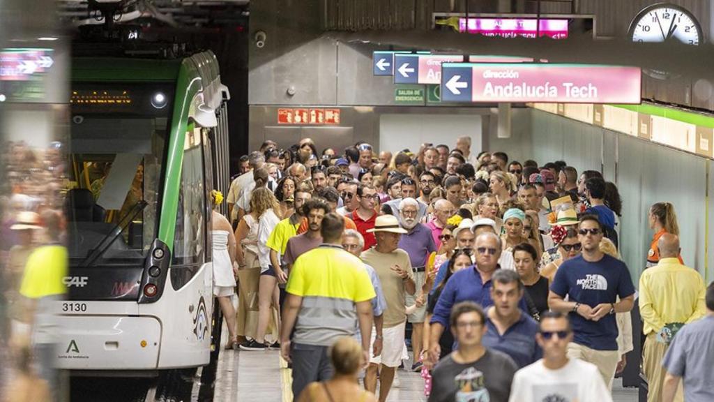 Decenas de pasajeros en la estación Atarazanas del Metro de Málaga.