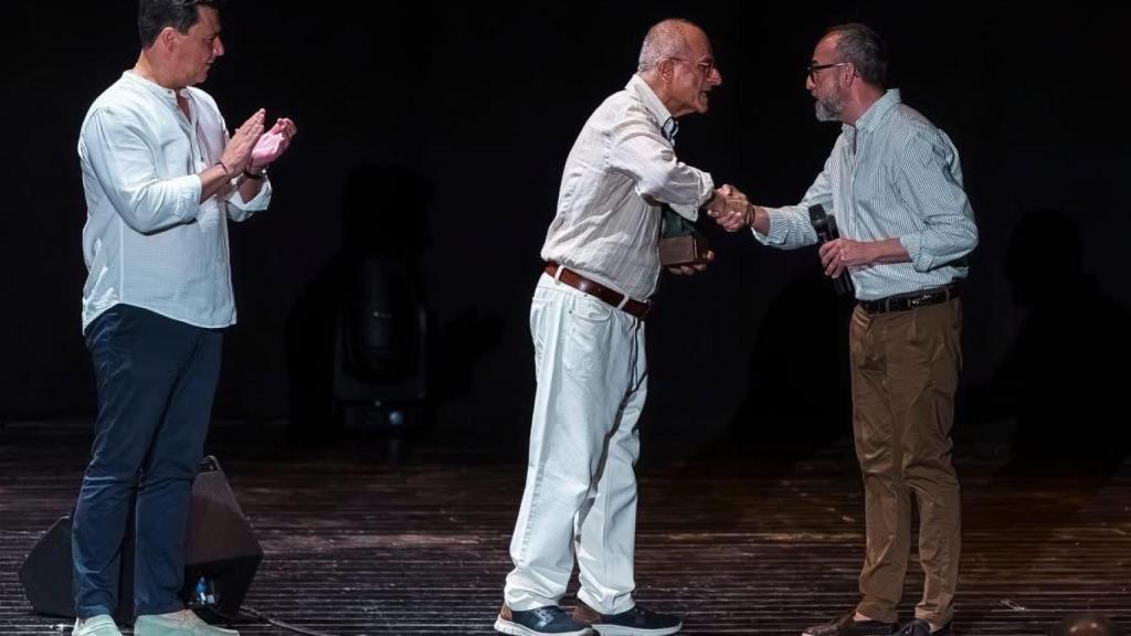 El pianista italiano Enrico Pieranunzi (c), recibiendo el premio, de la mano del concejal de Cultura, David Martínez, mientras recibe el aplauso del alcalde de San Javier, José Miguel Luengo.