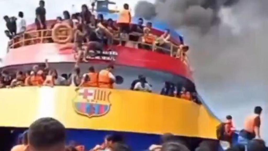 El barco con el escudo del Barça que se ha hundido en Indonesia.