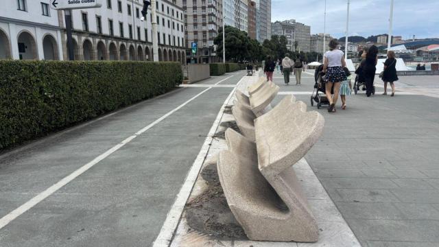 Bancos del paseo marítimo de A Coruña tirados en el suelo