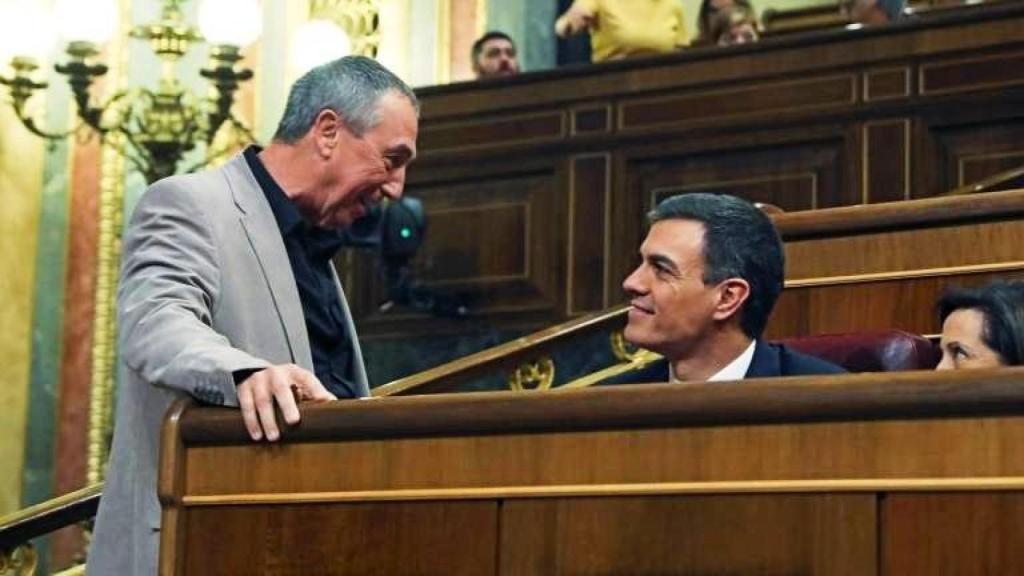 Joan Baldoví saluda a Pedro Sánchez durante su etapa de líder de Compromís en el Congreso. Efe