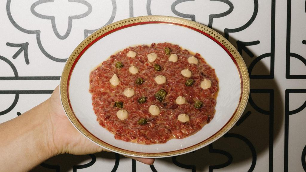 Tartar de picaña madurada, salsa especial y alcaparras.