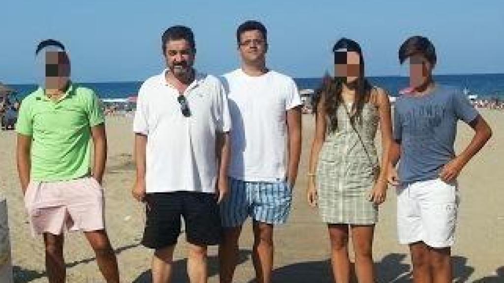 Felipe (c), junto a su hijo Felipe, detenido por la Policía Nacional por la muerte de su padre, en una foto cedida por sus familiares.