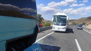 Aparatoso accidente entre un autobús y un microbús en la A-2 a la altura de Medinaceli