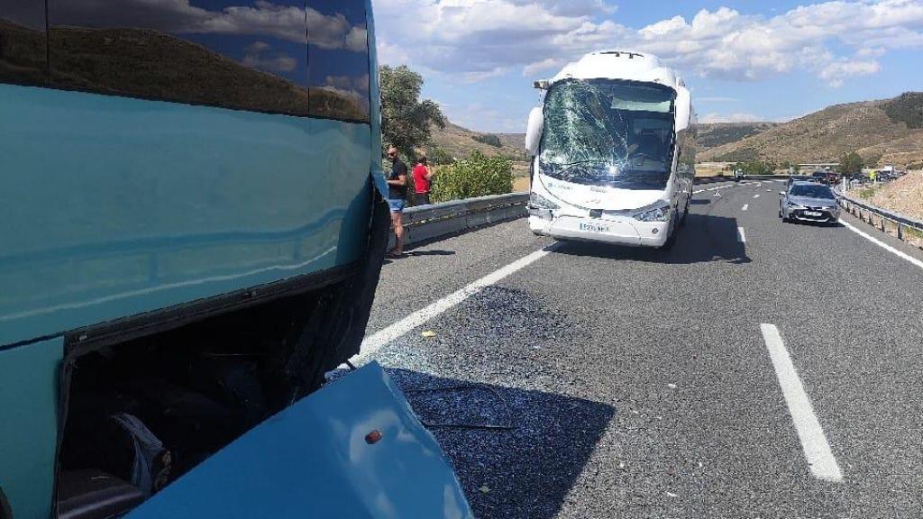 Aparatoso accidente entre un autobús y un microbús en la A-2 a la altura de Medinaceli