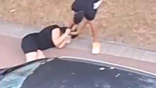 Imagen del vídeo de un atraco en plena calle en Parla.