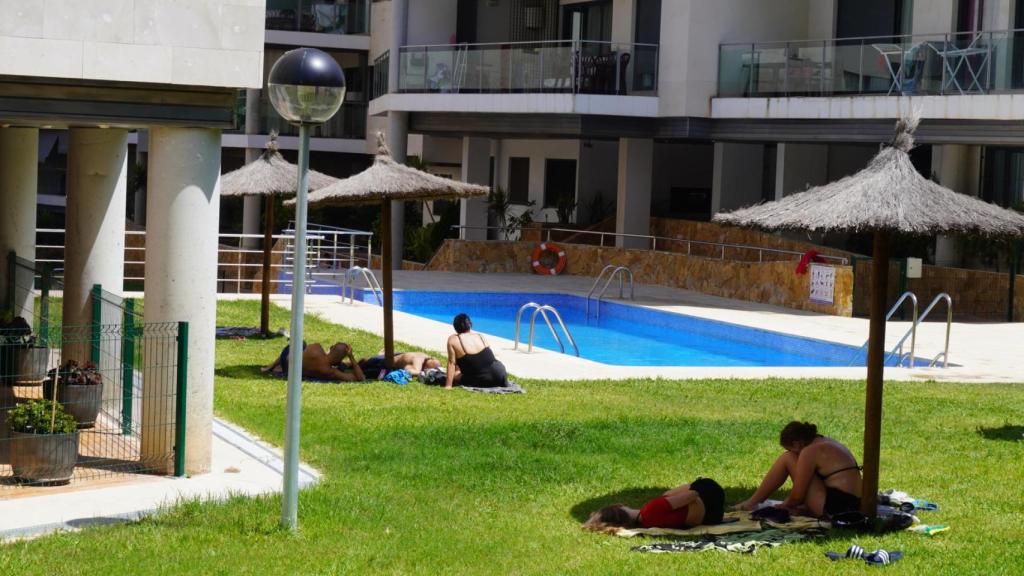 La piscina de la urbanización donde fue hallado el cadáver.