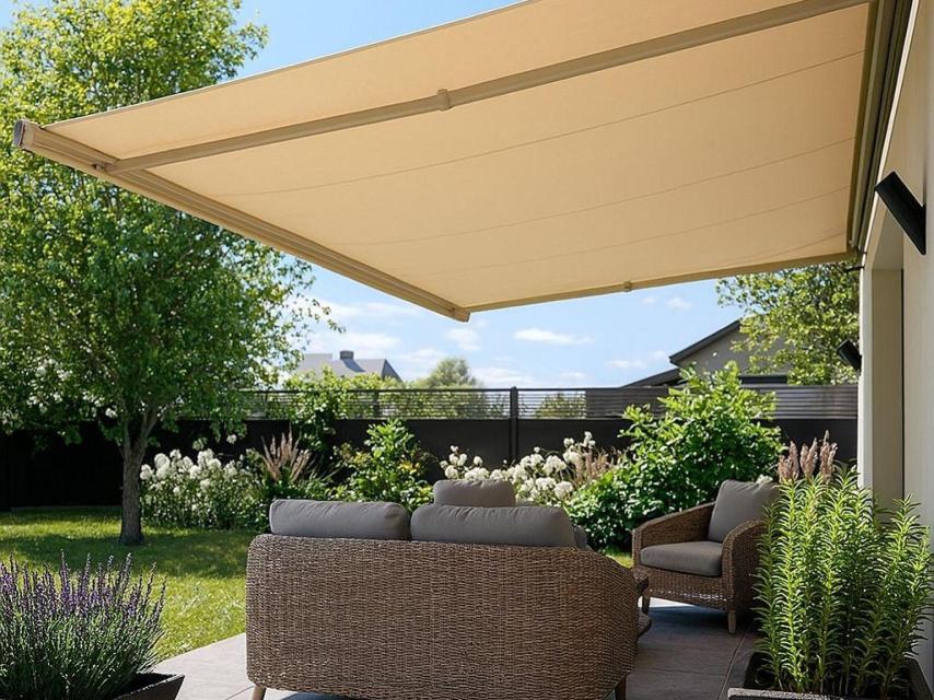 Una terraza con toldo.