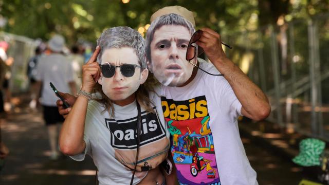 Fans de Oasis antes del espectáculo en Heaton Park, Mánchester. Foto: Reuters /Temilade Adelaja
