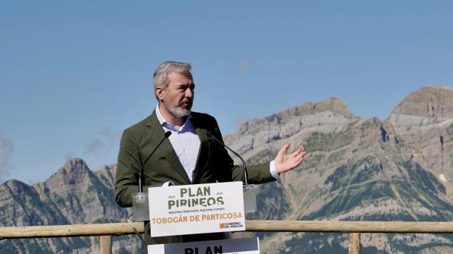 El presidente del Gobierno de Aragón, Jorge Azcón, durante la rueda de prensa de la primera piedra del tobogán de Panticosa