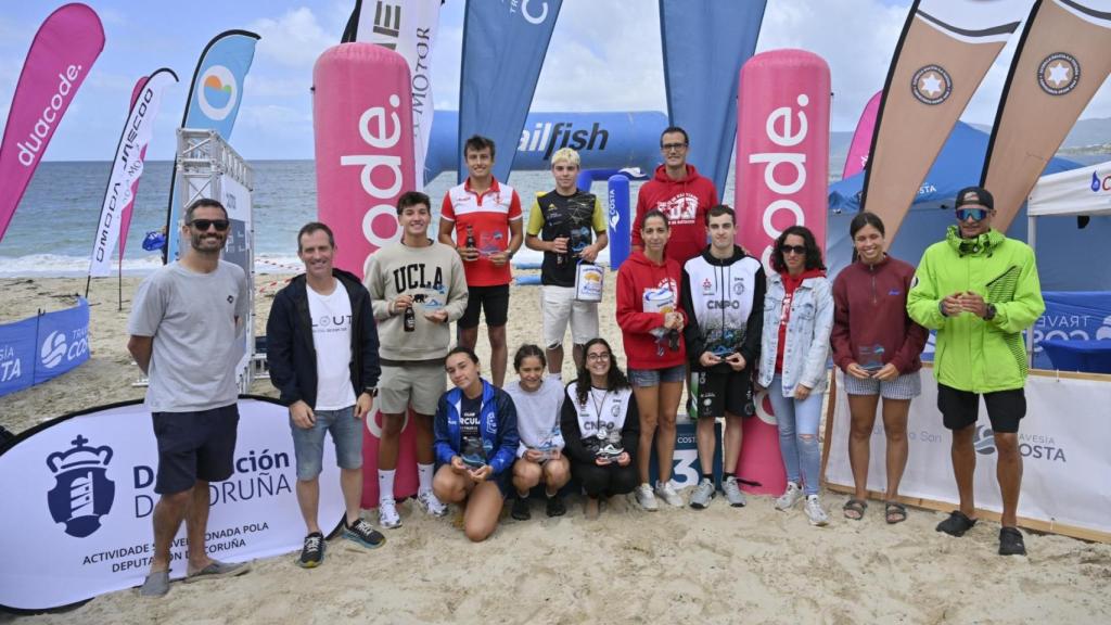 Unos 170 nadadores hacen frente al mal tiempo en Galicia y completan Travesía Costa Portosín