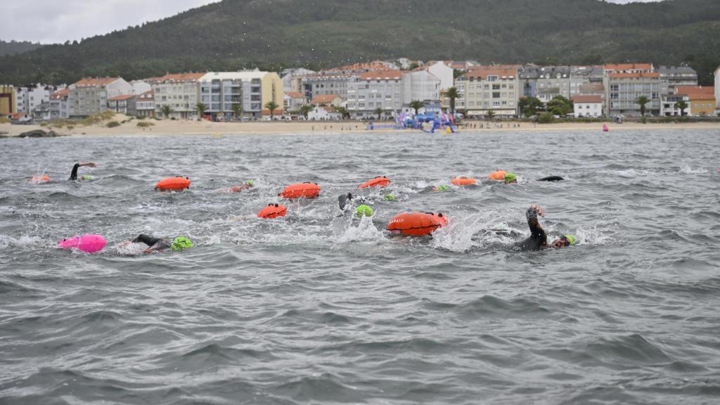 Nadadores en Travesía Costa Portosín.