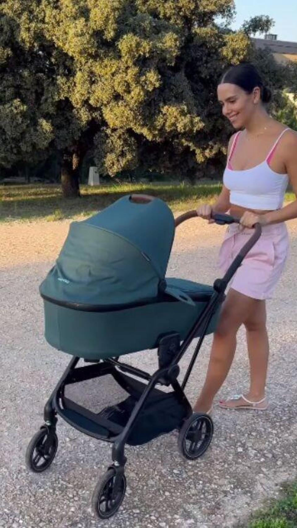 Cristina Pedroche paseando a su hija.