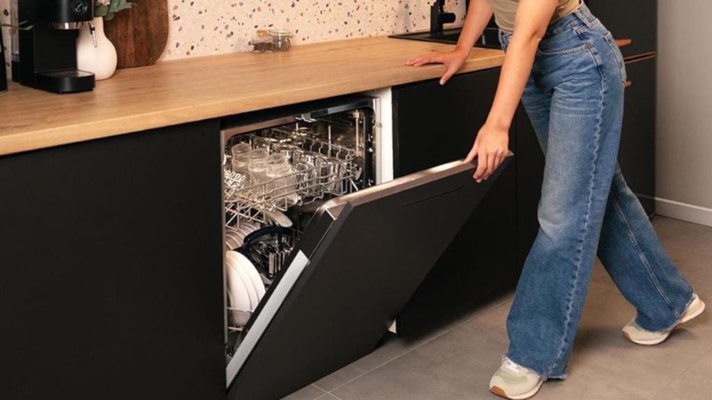Olvídate de fregar los platos con este lavavajillas de Cecotec que cabe en cualquier cocina y tiene 100 € de descuento