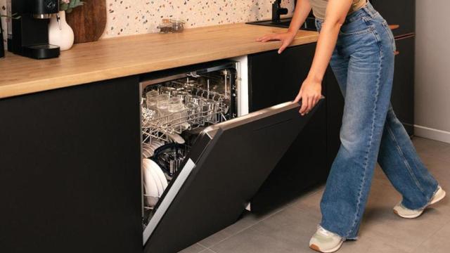 Olvídate de fregar los platos con este lavavajillas de Cecotec que cabe en cualquier cocina y tiene 100 € de descuento