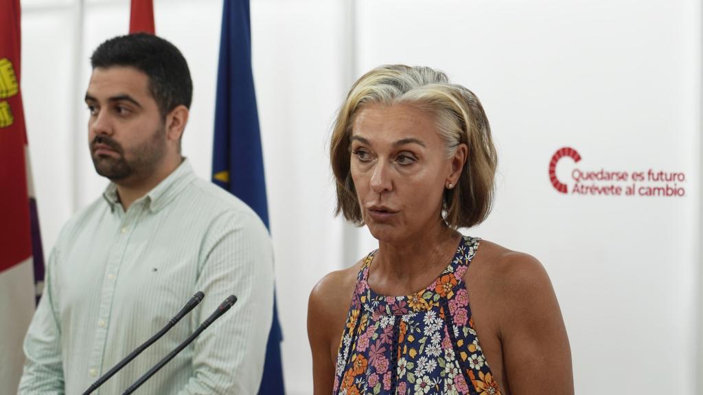 El secretario general de Juventudes Socialistas de Castilla y León, Diego Vallejo, y la secretaria de Vivienda y Fomento de la Ejecutiva Autonómica del PSOECyL, Ana Casado, durante su rueda de prensa de este lunes