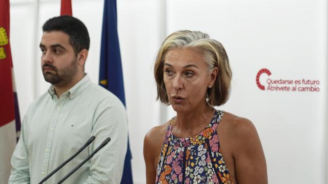 El secretario general de Juventudes Socialistas de Castilla y León, Diego Vallejo, y la secretaria de Vivienda y Fomento de la Ejecutiva Autonómica del PSOECyL, Ana Casado, durante su rueda de prensa de este lunes