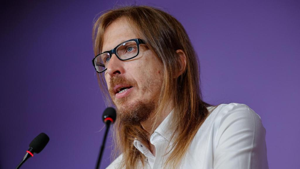 El secretario de Organización y portavoz de Podemos, Pablo Fernández, durante la rueda de prensa, este lunes en Madrid.