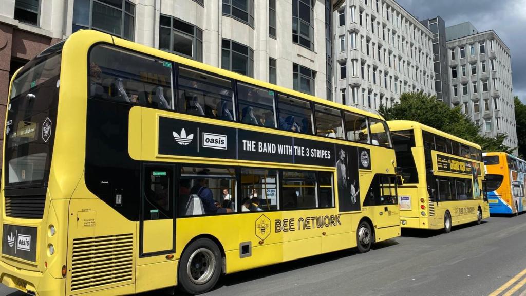 Autobús de Adidas x Oasis en Mánchester. Foto: M.C.