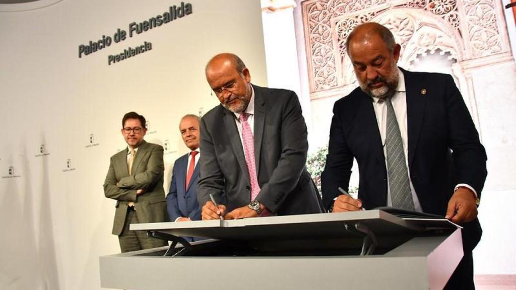 El vicepresidente primero del Gobierno regional, José Luis Martínez Guijarro, ha firmado, en el Palacio de Fuensalida, con el rector de la Universidad de Castilla-La Mancha, Julián Garde, el convenio de colaboración para renovar la 'Cátedra de Gobierno Abierto'.
