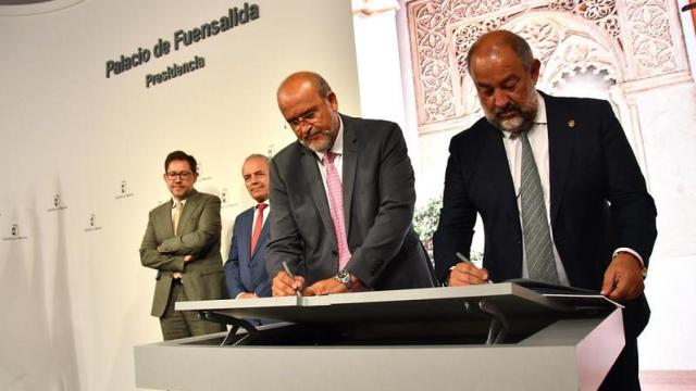 El vicepresidente primero del Gobierno regional, José Luis Martínez Guijarro, ha firmado, en el Palacio de Fuensalida, con el rector de la Universidad de Castilla-La Mancha, Julián Garde, el convenio de colaboración para renovar la 'Cátedra de Gobierno Abierto'.