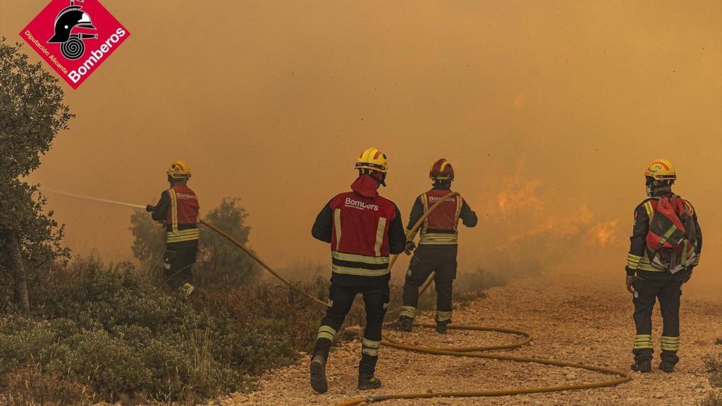 Efectivos en el incendio forestal de Ibi.