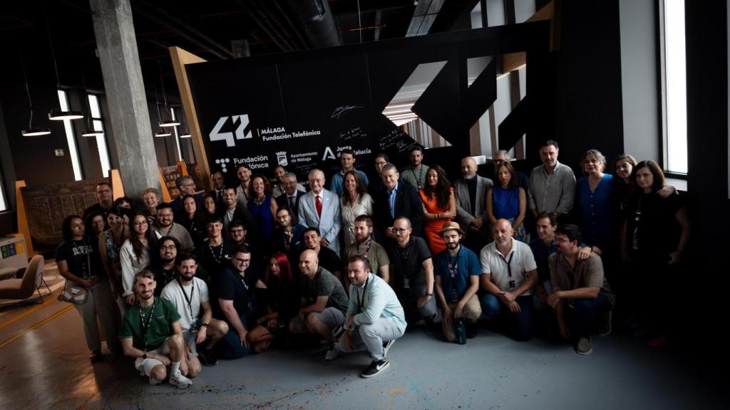 Autoridades y alumnos en la renovación del convenio del campus 42 en Málaga.