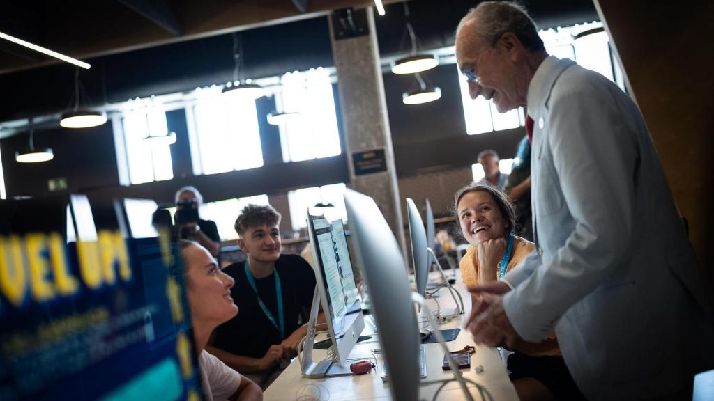 Francisco de la Torre conversa con varios alumnos.