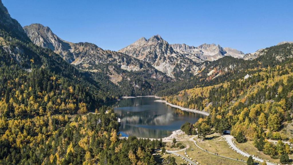 Otoño en el lago de Sant Maurici, Pirineos, Cataluña, España.