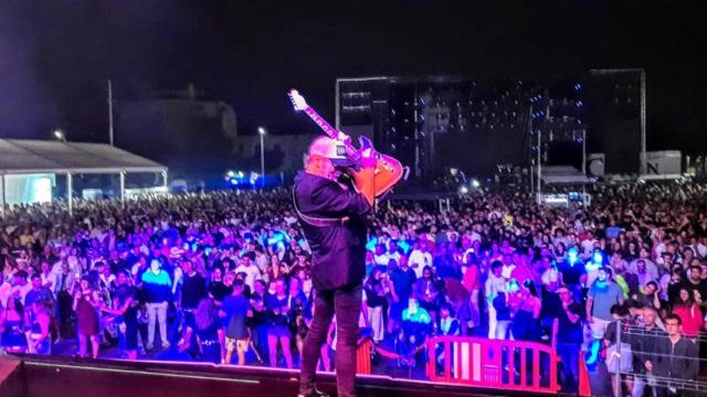 Tony Torres, de Malditos Pendejos, dando un concierto.