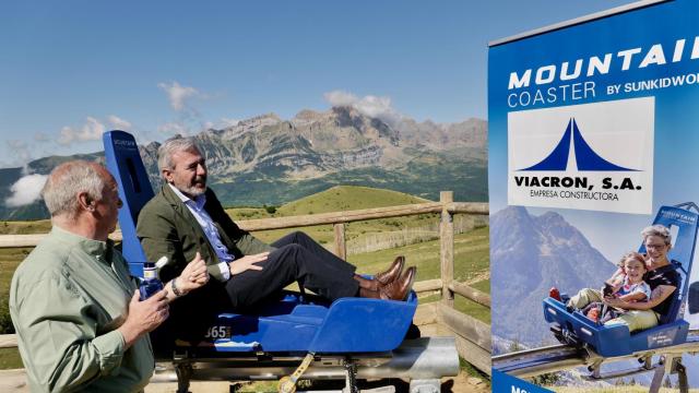 El presidente de Aragón, Jorge Azcón, sobre uno de los trineos del tobogán