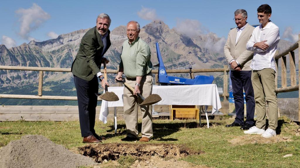 El alcalde de Panticosa y el presidente de Aragón en la colocación de la primera piedra del tobogán de montaña