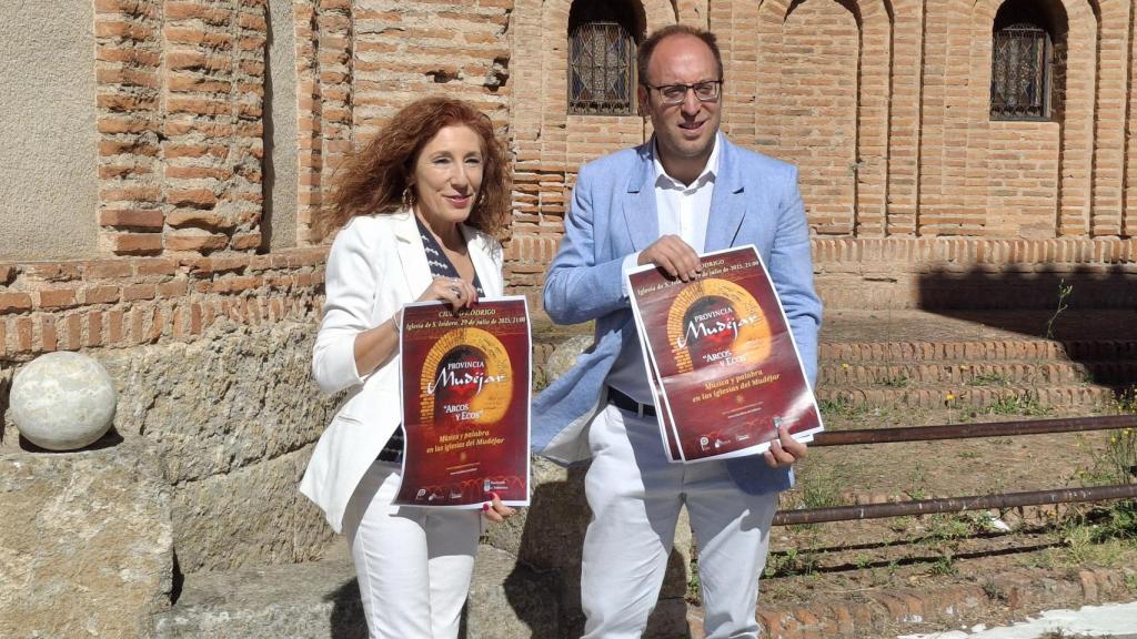 El alcalde de Ciudad Rodrigo, Marcos Iglesias, junto a la delegada de Cultura, Belén Barco, durante la presentación del espectáculo, este lunes