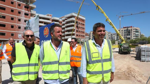 El alcalde Pablo Ruz, centro, y el presidente de la Generalitat Carlos Mazón, derecha, en la visita de este lunes a Elche.