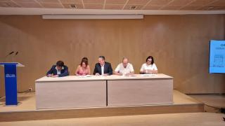 El presidente de la Diputación de Zamora, Javier Faúndez Domínguez (c), durante la firma del convenio con los municipios
