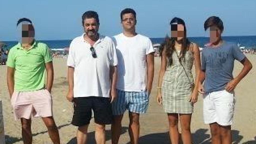 Felipe (c), junto a su hijo Felipe, detenido por la Policía Nacional por la muerte de su padre, en una foto cedida por sus familiares.