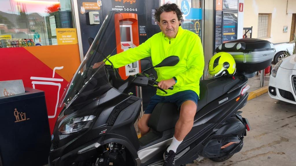 Felipe Hernández Medina, de 65 años, la semana pasada, tras comprarse una moto.